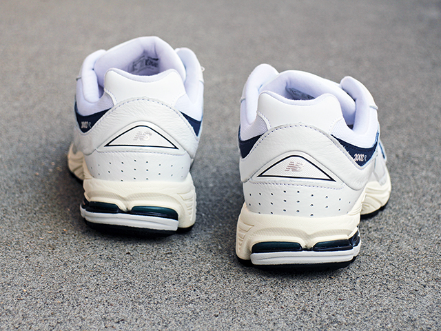 NEW BALANCE M2002R HQ “WHITE/NAVY”01