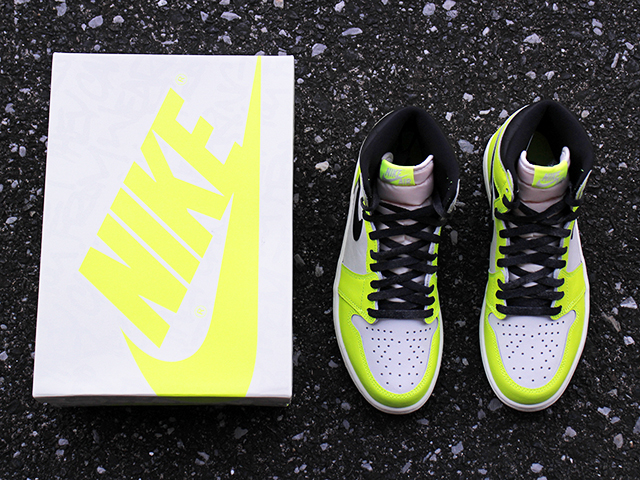 AIR JORDAN 1 RETRO HIGH OG “VOLT”01