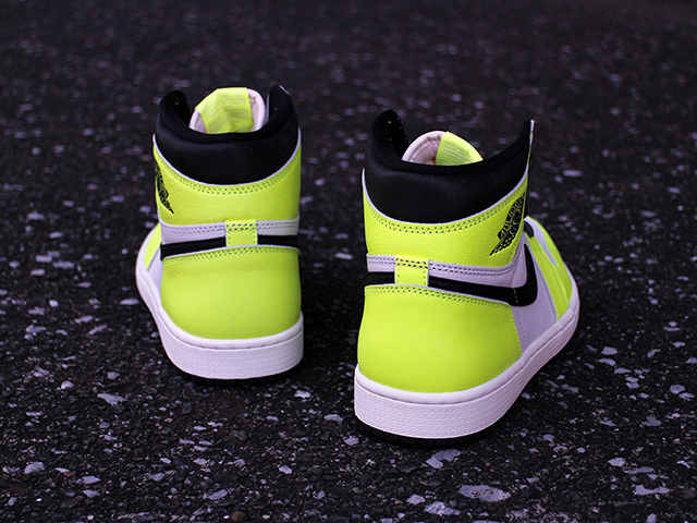 AIR JORDAN 1 RETRO HIGH OG “VOLT”01