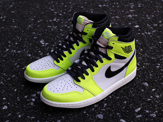 AIR JORDAN 1 RETRO HIGH OG “VOLT”01