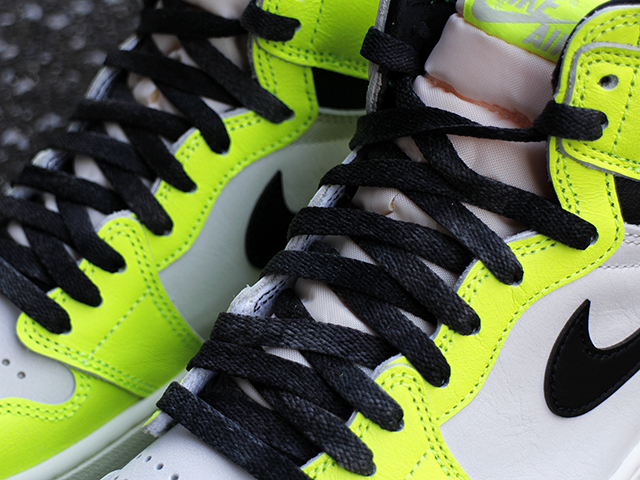 AIR JORDAN 1 RETRO HIGH OG “VOLT”01
