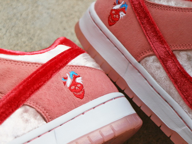 SB DUNK LOW PRO QS “VALENTINES DAY STRANGELOVE”01