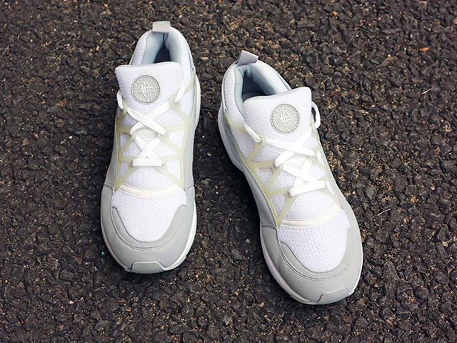 AIR HUARACHE LIGHT “WHITE/WOLF GREY”01