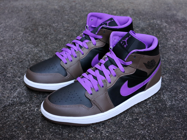 AIR JORDAN 1 MID “PALOMINO/WILD BERRY”01