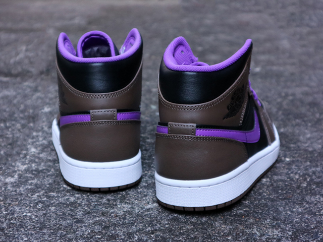 AIR JORDAN 1 MID “PALOMINO/WILD BERRY”01