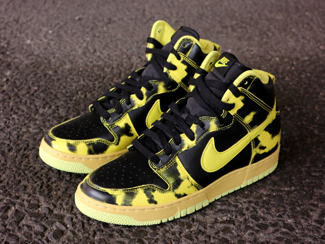 DUNK HI 1985 SP “BLACK/YELLOW STRIKE”01