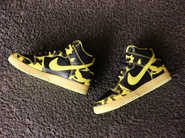 DUNK HI 1985 SP “BLACK/YELLOW STRIKE”01