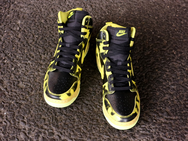 DUNK HI 1985 SP “BLACK/YELLOW STRIKE”01