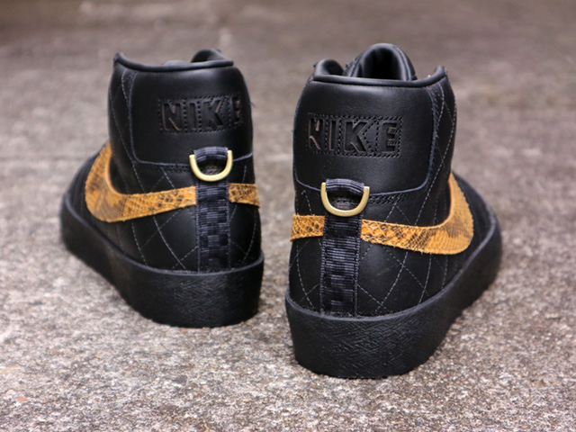 SB ZOOM BLAZER MID QS “SUPREME” BLACK/BLACK01