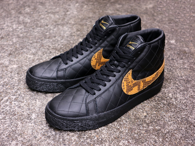 SB ZOOM BLAZER MID QS “SUPREME” BLACK/BLACK01