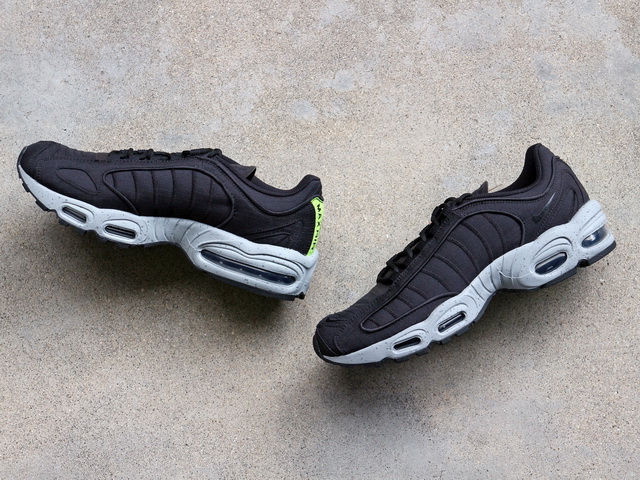 AIR MAX TAILWIND 4 SP “BLACK/VOLT”01
