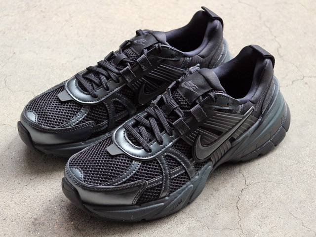 WMNS V2K RUN “BLACK/DARK SMOKE GREY”01