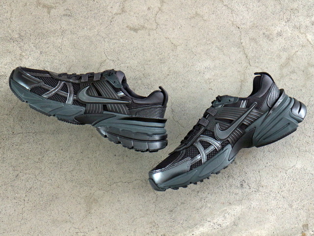 WMNS V2K RUN “BLACK/DARK SMOKE GREY”01