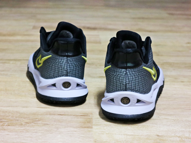 KYRIE LOW 4 EP BLACK/METALLIC GOLD01