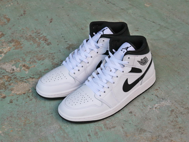 AIR JORDAN 1 MID “WHITE/BLACK”01