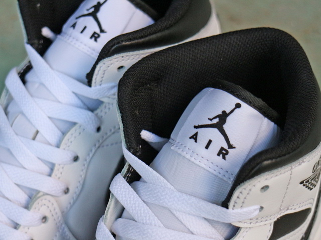 AIR JORDAN 1 MID “WHITE/BLACK”01