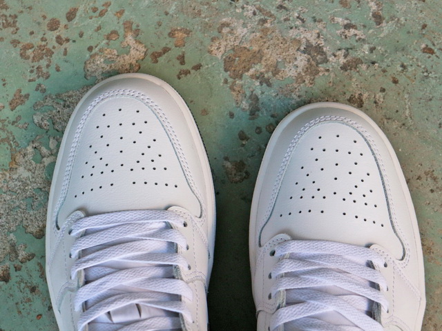 AIR JORDAN 1 MID “WHITE/BLACK”01