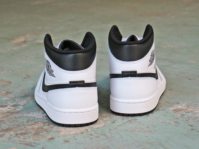 AIR JORDAN 1 MID “WHITE/BLACK”01