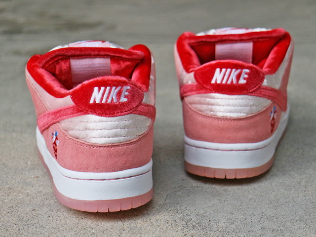 SB DUNK LOW PRO QS “STRANGE LOVE”01