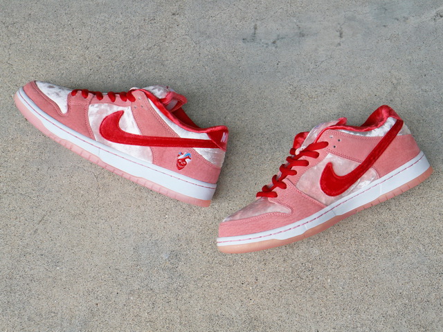 SB DUNK LOW PRO QS “STRANGE LOVE”01