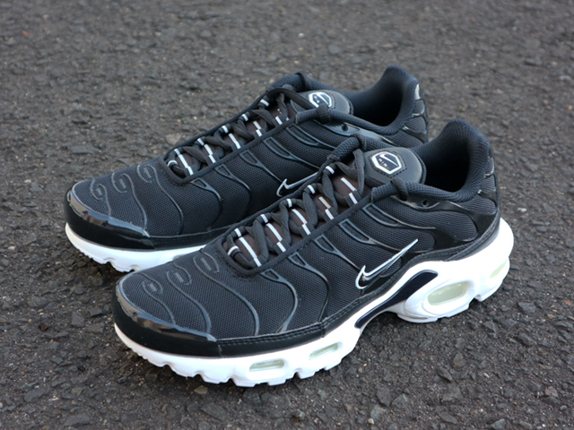 WMNS AIR MAX PLUS “BLACK-WHITE”01