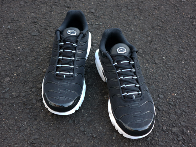 WMNS AIR MAX PLUS “BLACK-WHITE”01