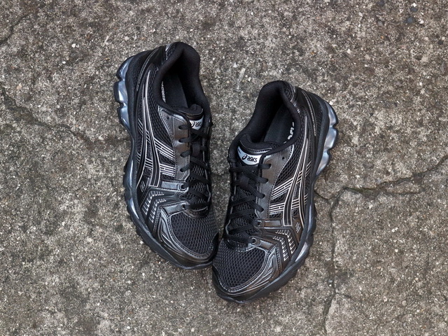GEL-KAYANO 14 “BLACK/PURE SILVER”01